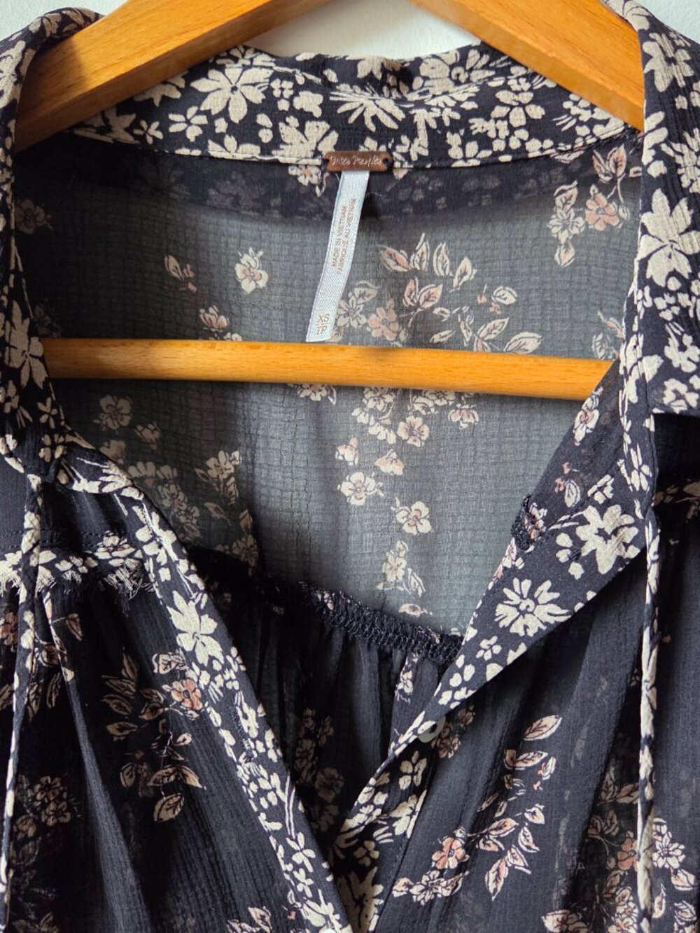 EUC FREE PEOPLE DITSY FLORAL ROMANTIC BOHO TOP SIZE XS - Picture 6 of 15